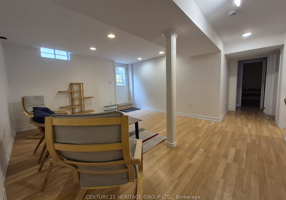 300-rhodes-circle-newmarket-ontario-n12142823