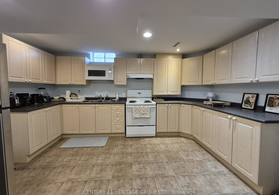 300-rhodes-circle-newmarket-ontario-n12142823