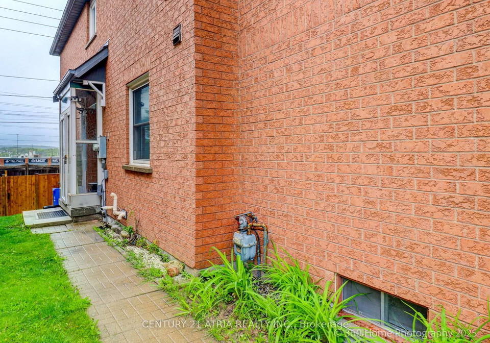576-pinder-avenue-newmarket-ontario-n12172011