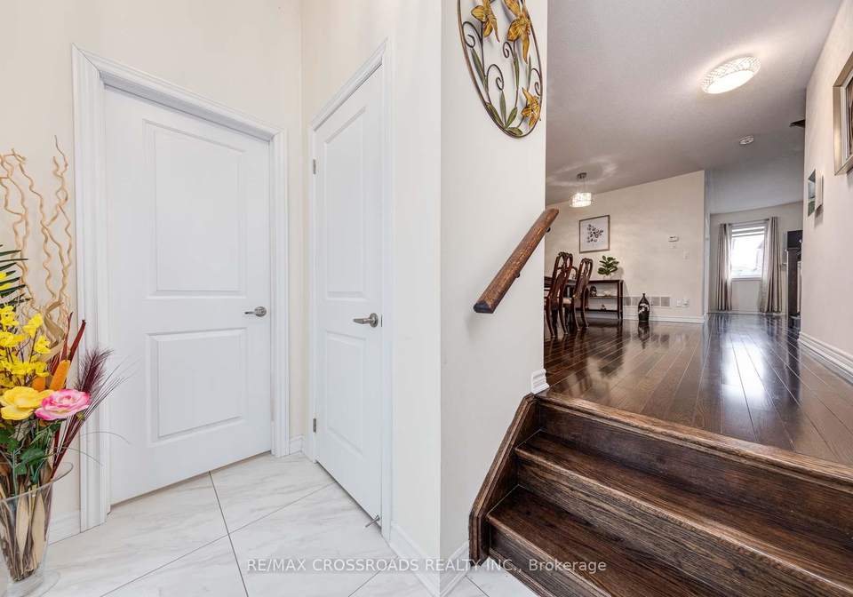 9-temple-avenue-east-gwillimbury-ontario-n12221531