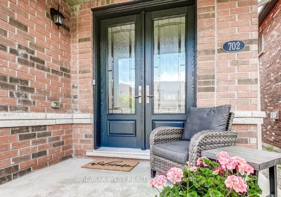 702-yarfield-crescent-newmarket-ontario-n12269596