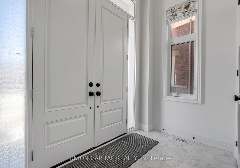 130-walter-english-drive-east-gwillimbury-ontario-n12279030