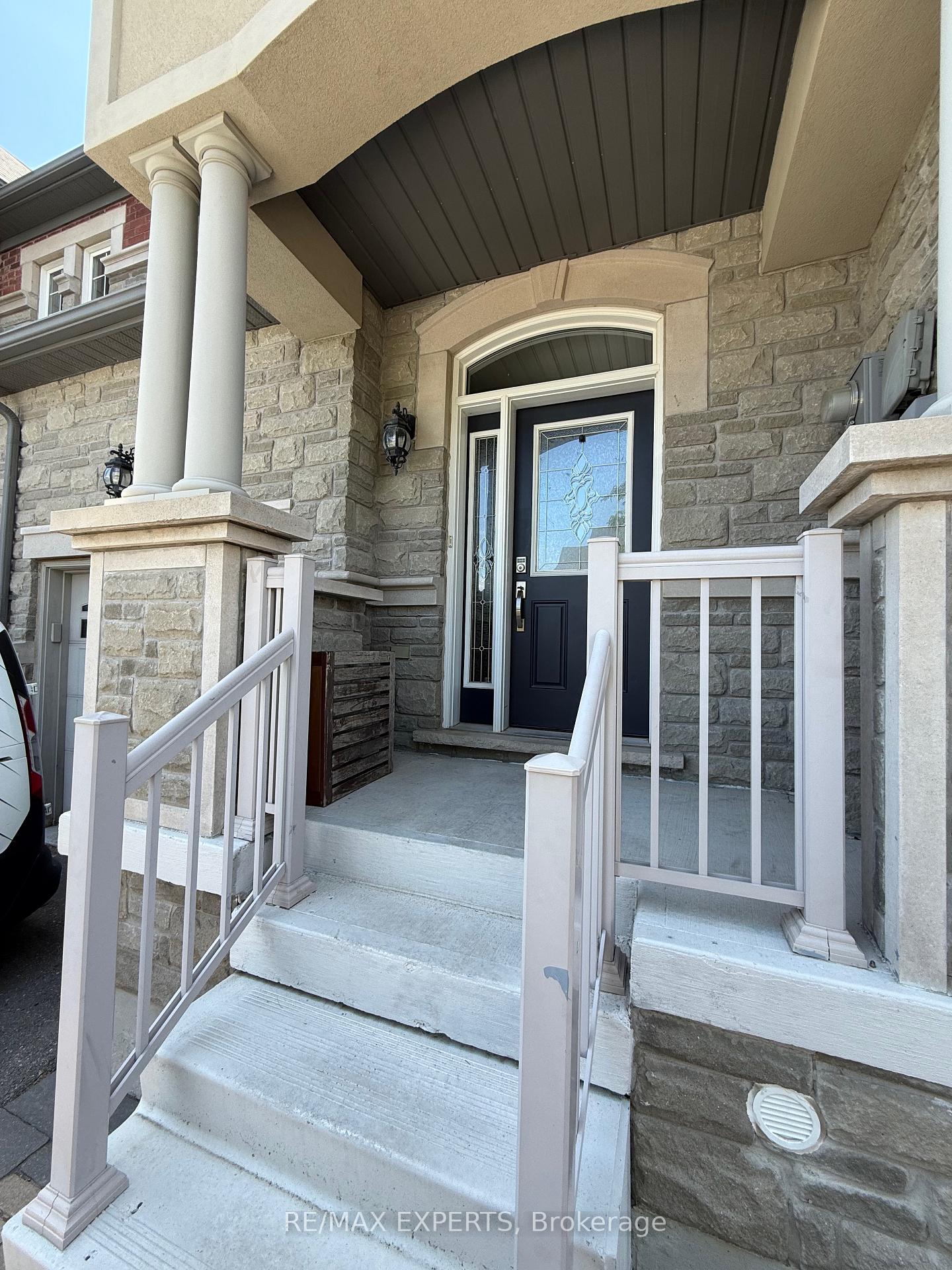 32-spruce-pine-crescent-vaughan-ontario-n12298185