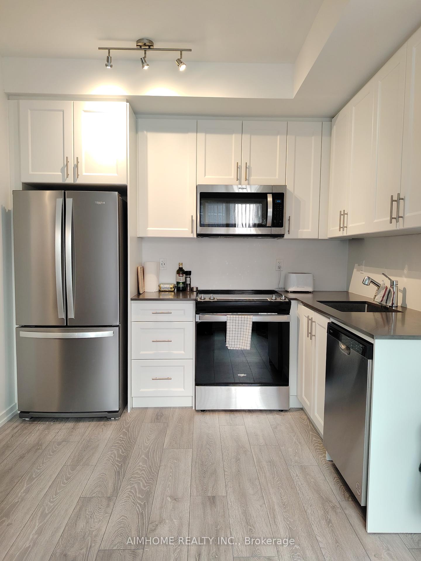 20-lytham-green-circle-newmarket-ontario-n12318051