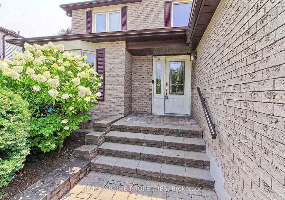 82-mcintyre-court-newmarket-ontario-n12327022