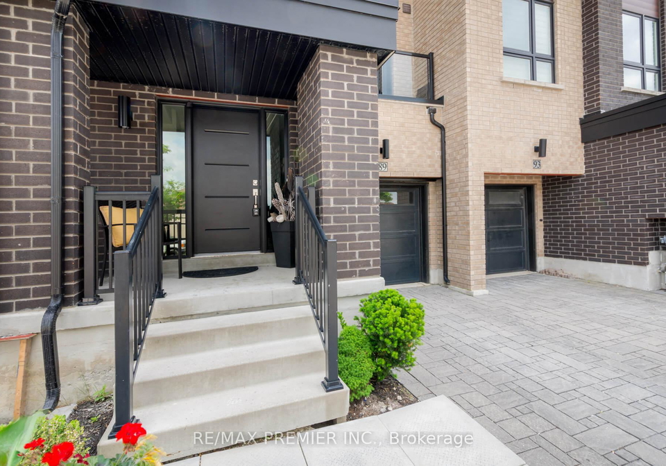 89-gridiron-gate-vaughan-ontario-n12347591