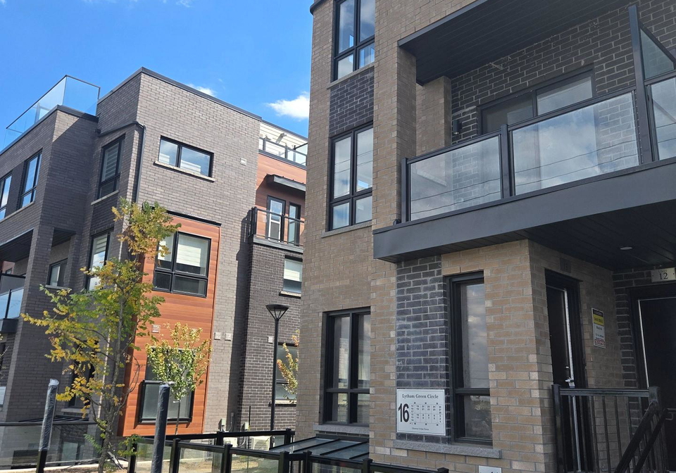 16-lytham-green-circle-newmarket-ontario-n12379160