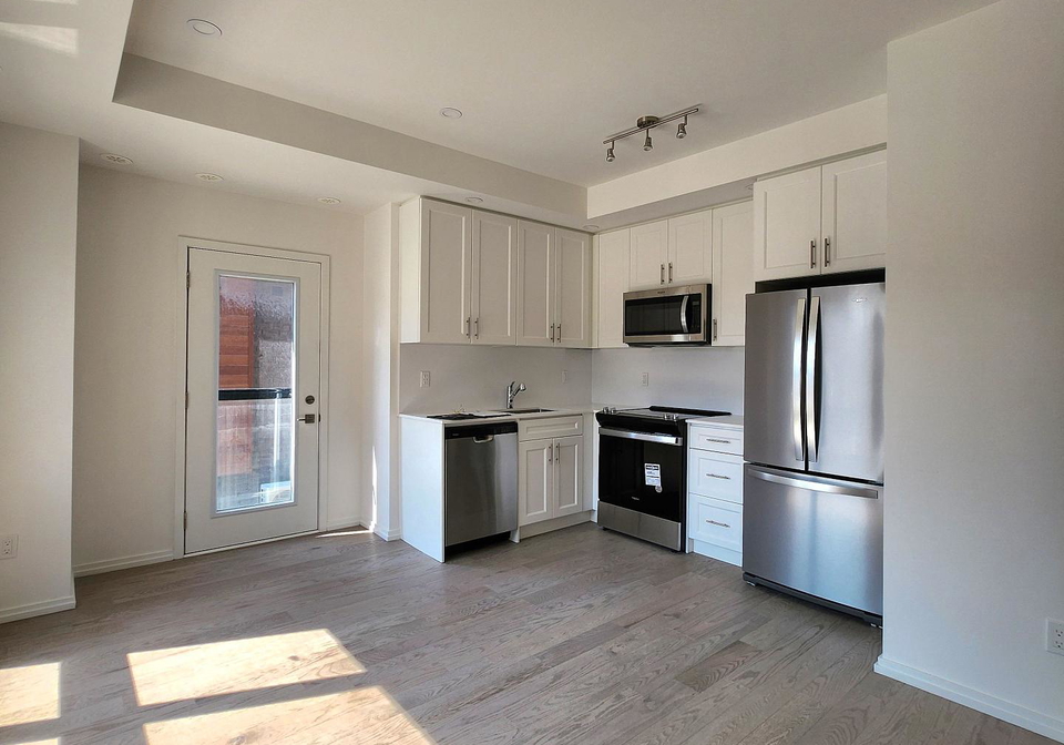 16-lytham-green-circle-newmarket-ontario-n12399719