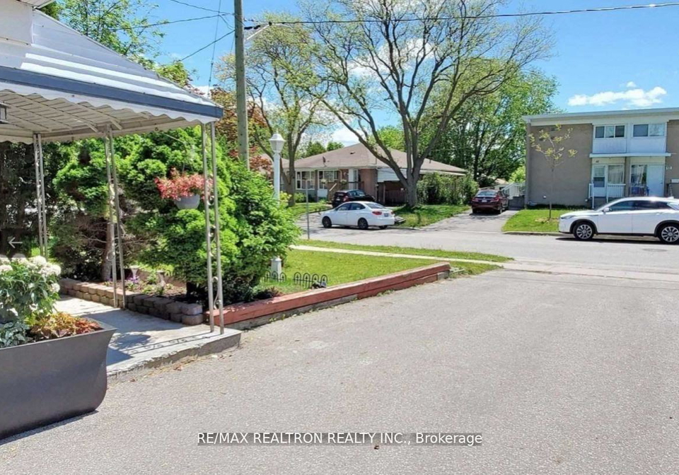 62-lindsay-avenue-newmarket-ontario-n12485885