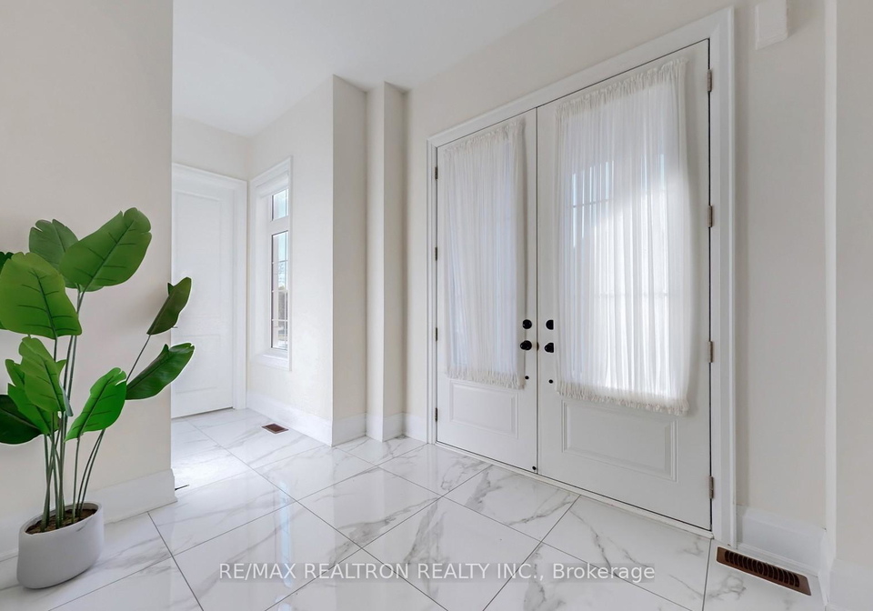 33-upbound-court-east-gwillimbury-ontario-n12487579