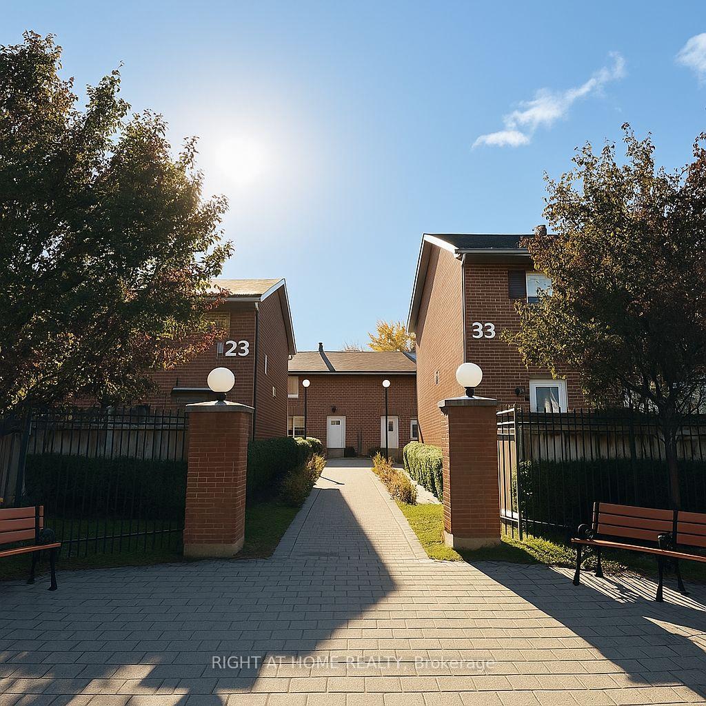 33-romfield-circuit-markham-ontario-n12531562