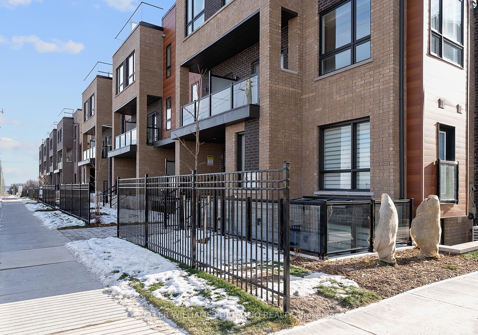 16-lytham-green-circle-newmarket-ontario-n12687192