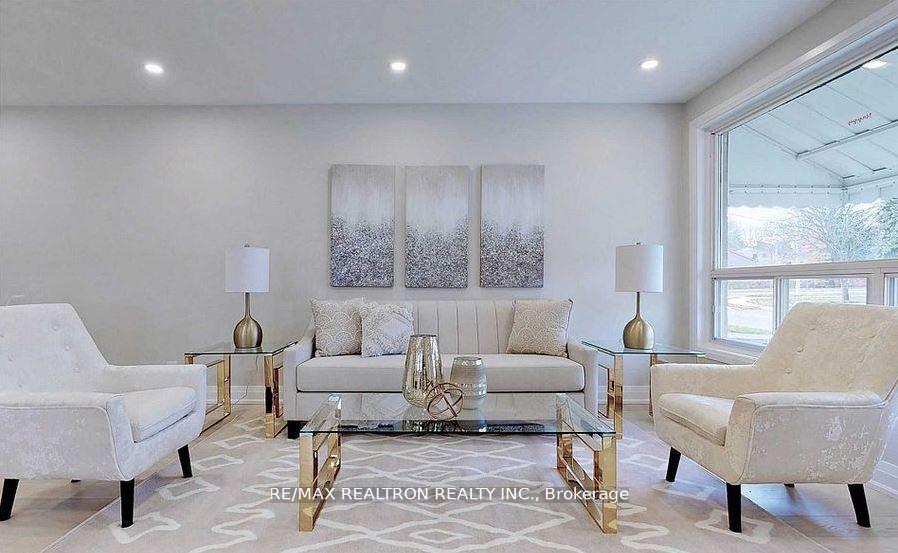 9-lee-gate-aurora-ontario-n12713376
