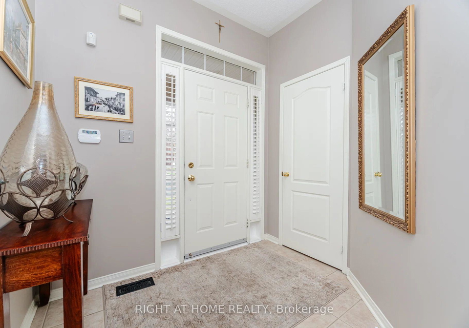 910-oaktree-crescent-newmarket-ontario-n12768604