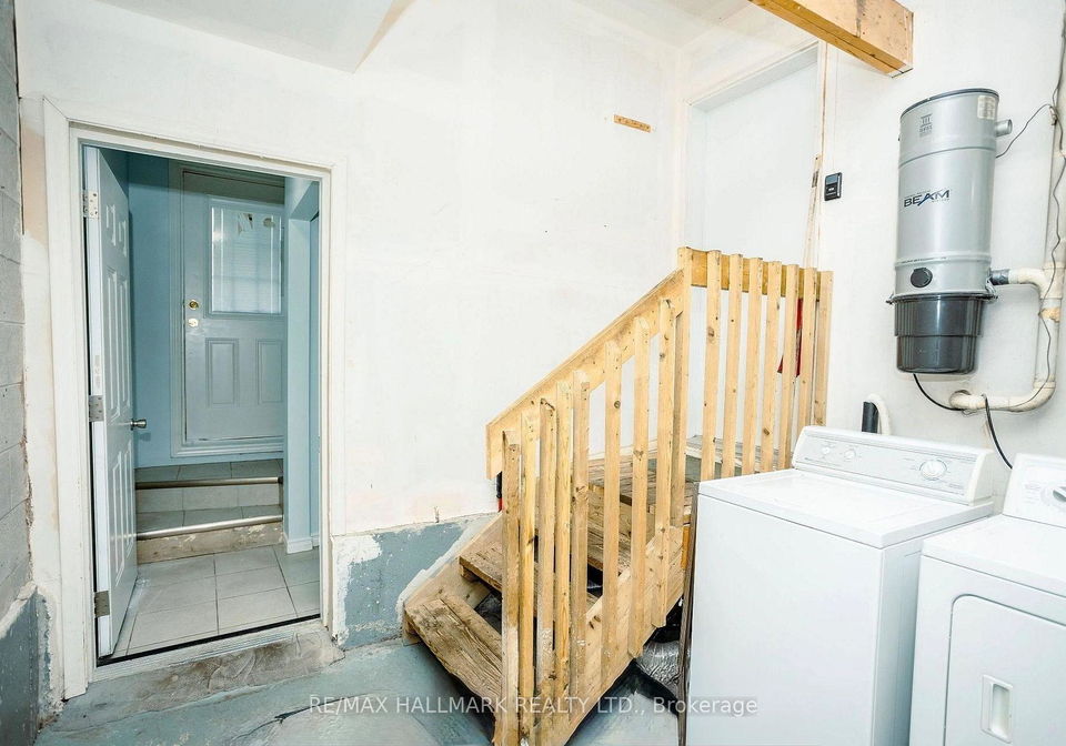 384-basement-flagtone-way-newmarket-ontario-n12774226