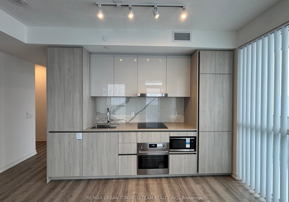 8-interchange-way-vaughan-ontario-n12810400