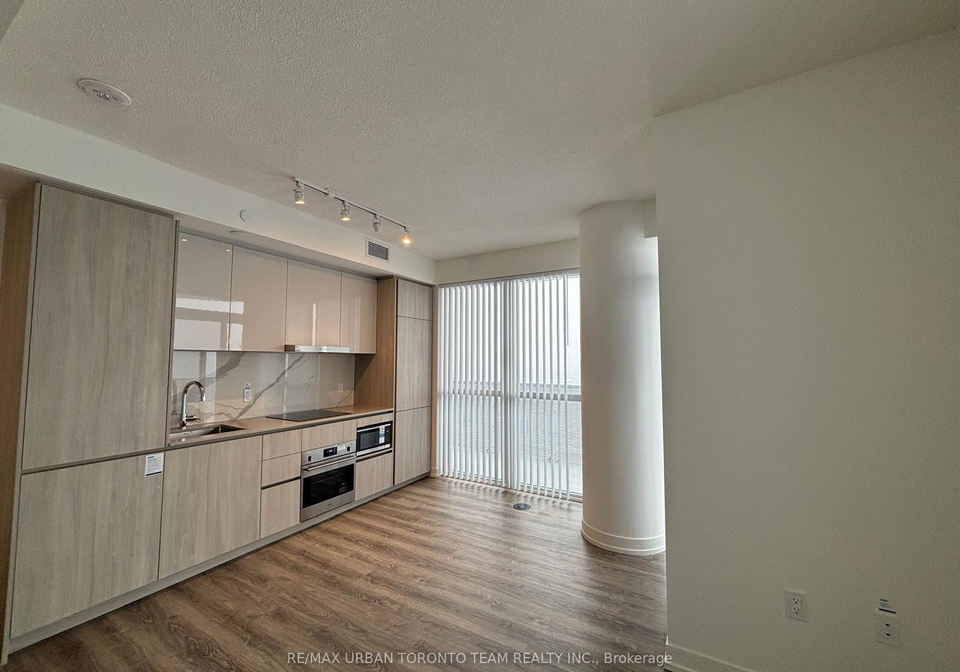 8-interchange-way-vaughan-ontario-n12810400