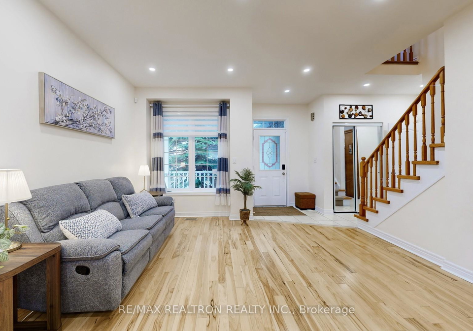 12-launch-gate-richmond-hill-ontario-n12877160