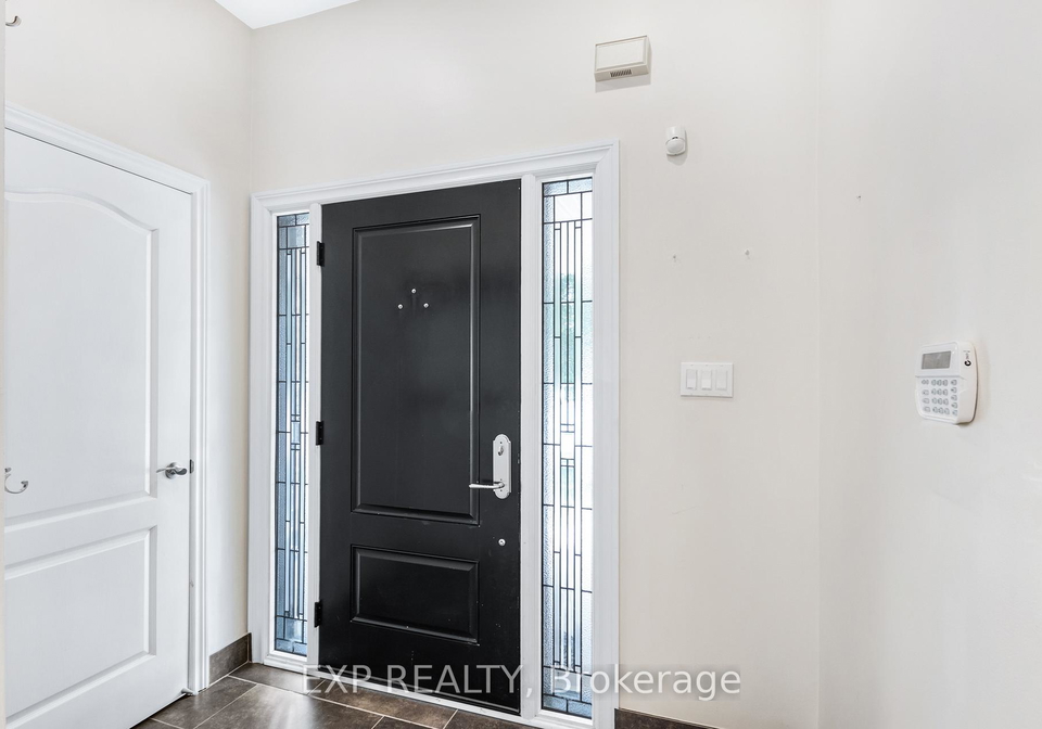 915-oaktree-crescent-newmarket-ontario-n12932292