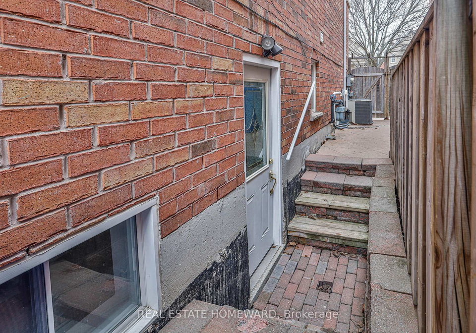 168-wainscot-avenue-newmarket-ontario-n12937926