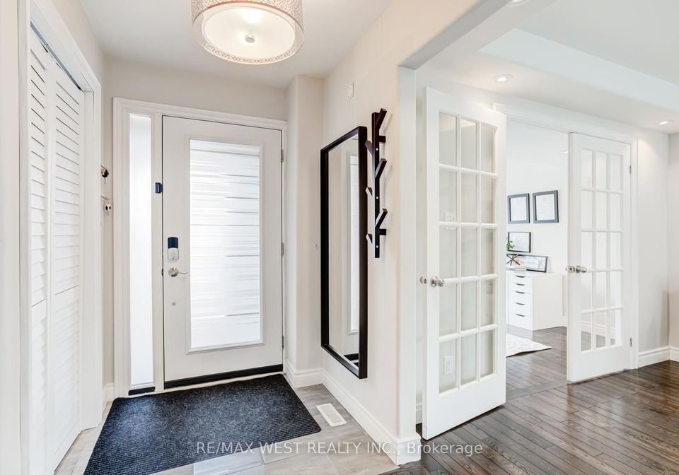 890-wayne-drive-newmarket-ontario-n12985360