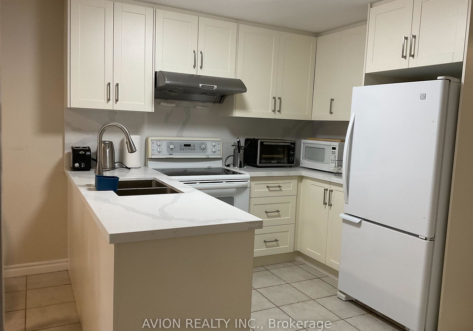 32-manorheights-street-richmond-hill-ontario-n12988046