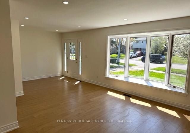 8-devins-drive-aurora-ontario-n12997722