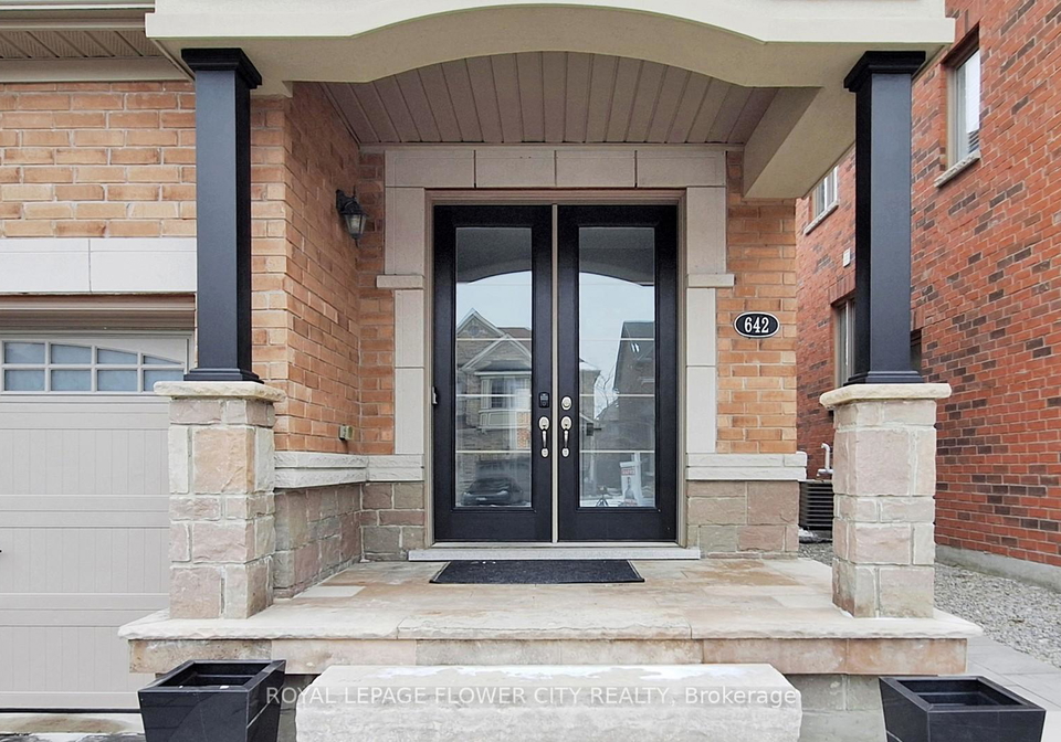 642-sweetwater-crescent-newmarket-ontario-n12999030