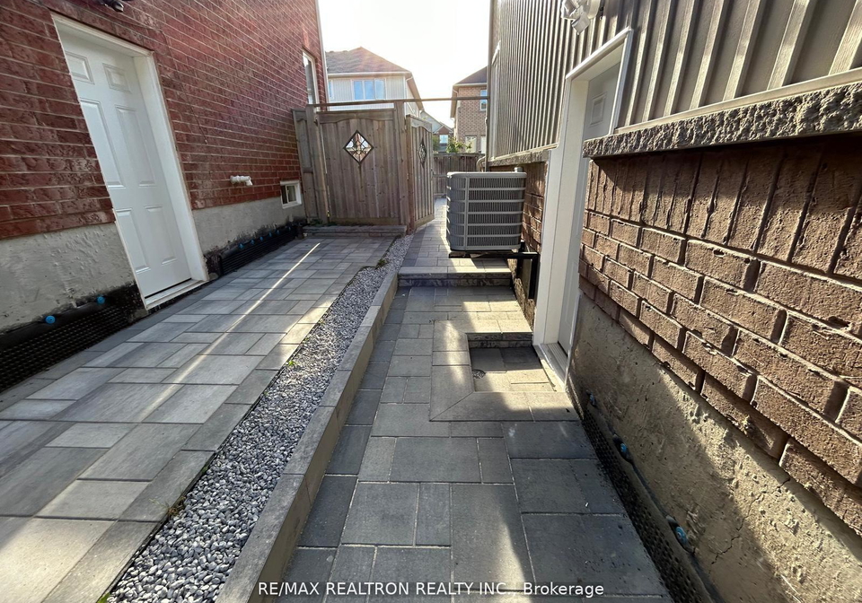 16-yang-street-w-richmond-hill-ontario-n13001368