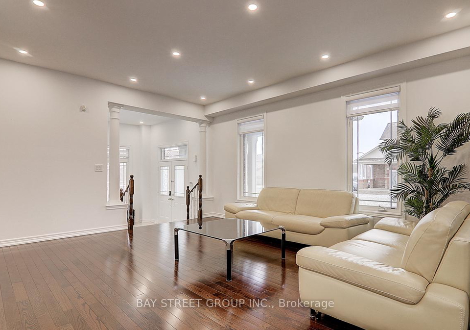 201-bilbrough-street-aurora-ontario-n13021148