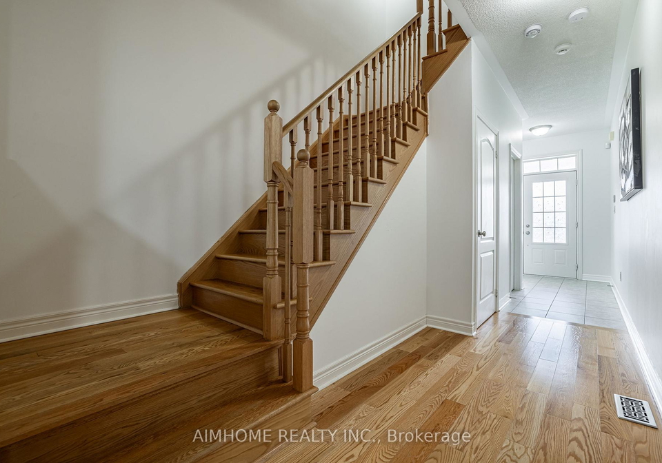 92-radial-drive-aurora-ontario-n13036476