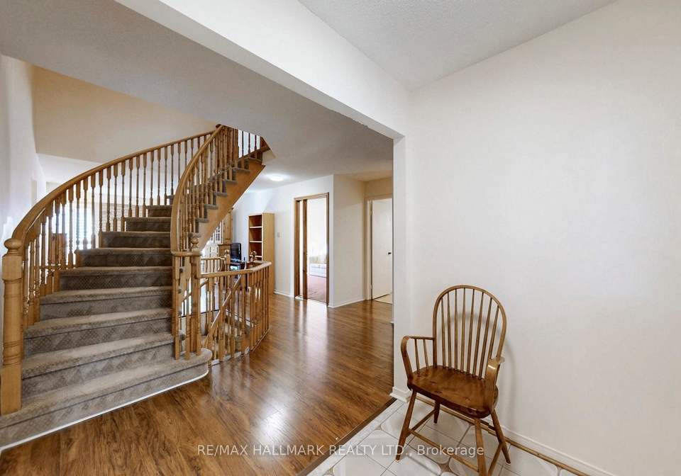 5-valley-crescent-aurora-ontario-n13055348