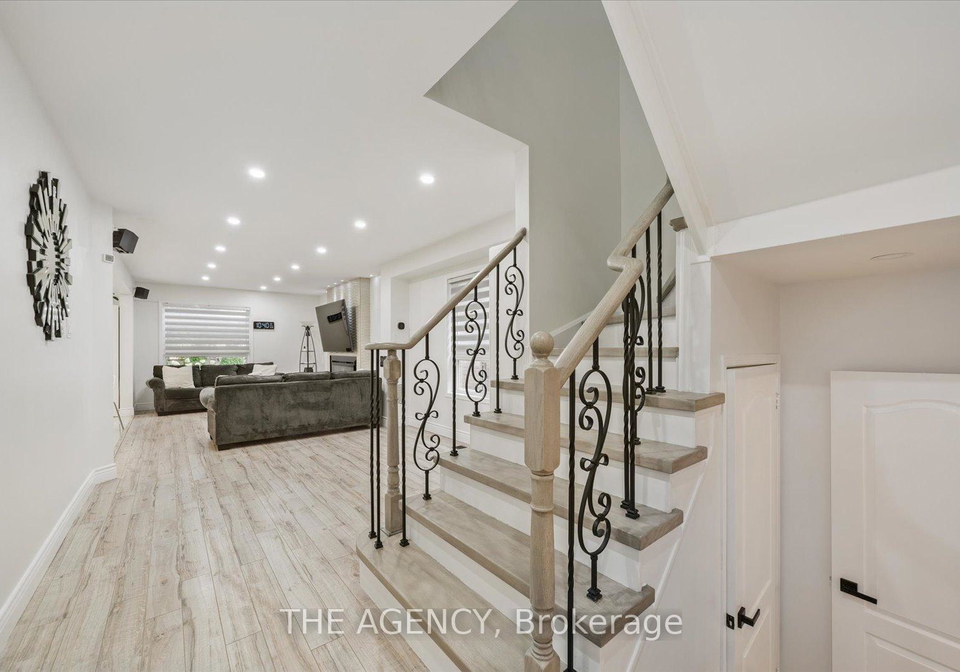 908-oaktree-crescent-newmarket-ontario-n13068130