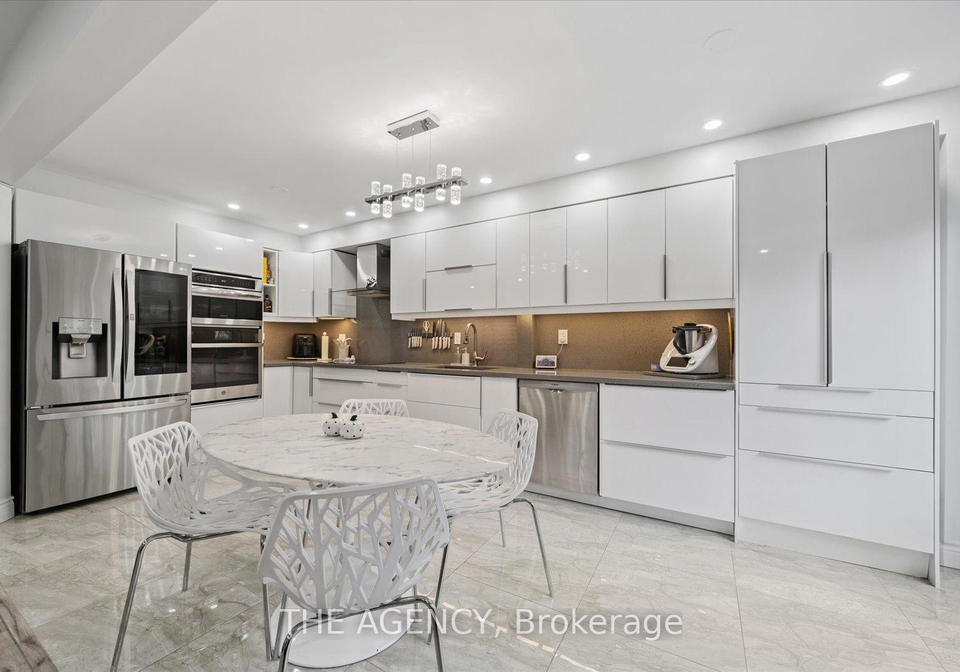 908-oaktree-crescent-newmarket-ontario-n13068130