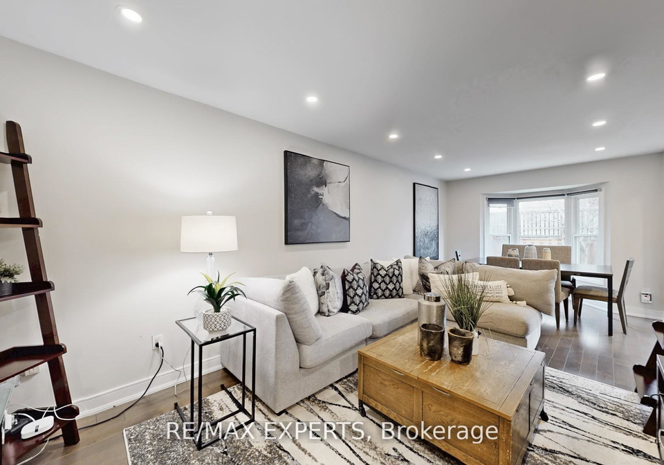562-tara-hill-circle-aurora-ontario-n13068316