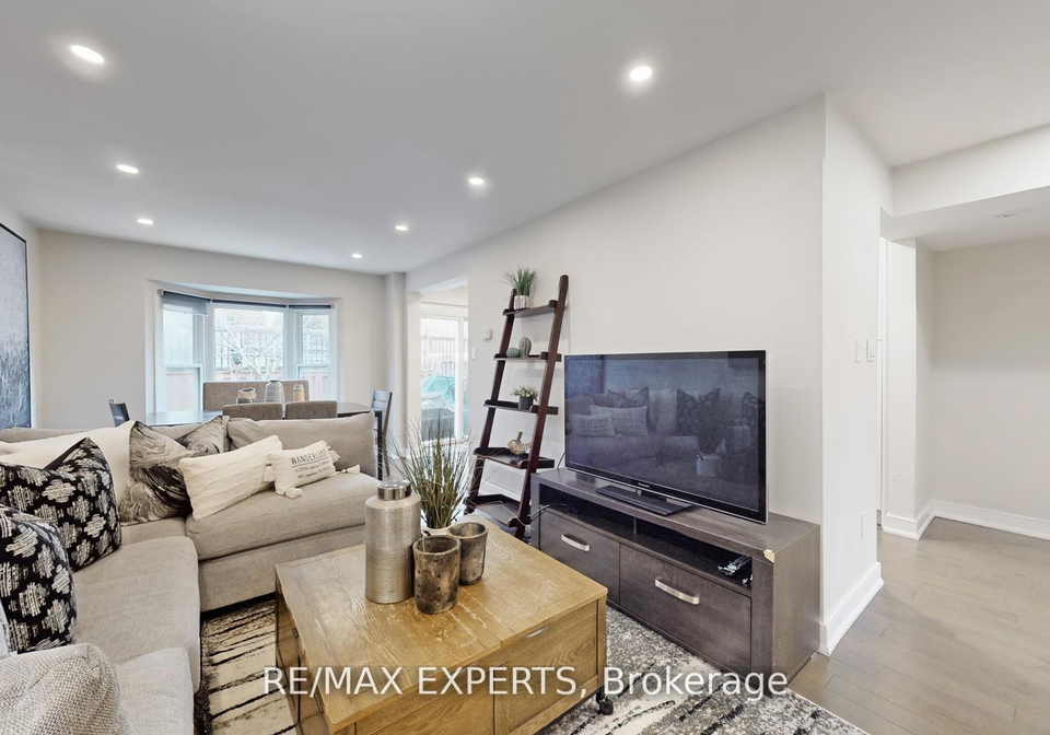 562-tara-hill-circle-aurora-ontario-n13068316