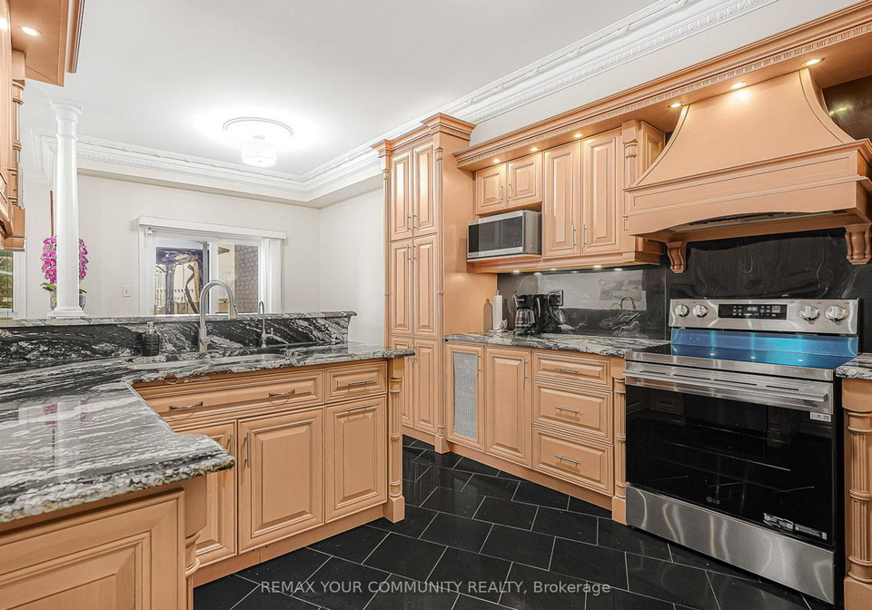 563-mulock-court-newmarket-ontario-n13077098