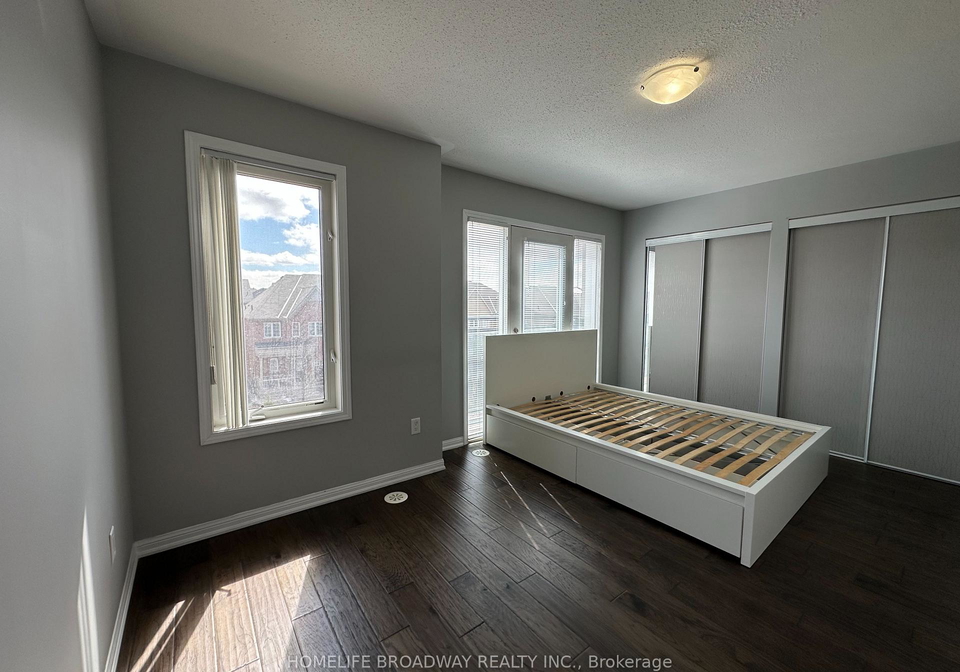 181-lewis-honey-drive-aurora-ontario-n13083336