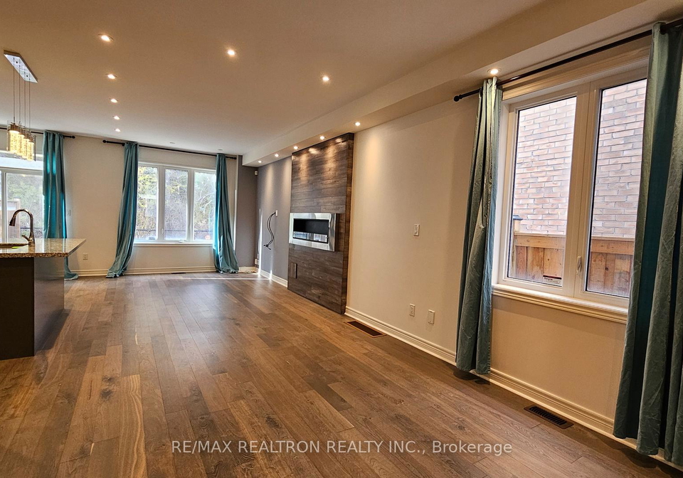 146-radial-drive-aurora-ontario-n13094472