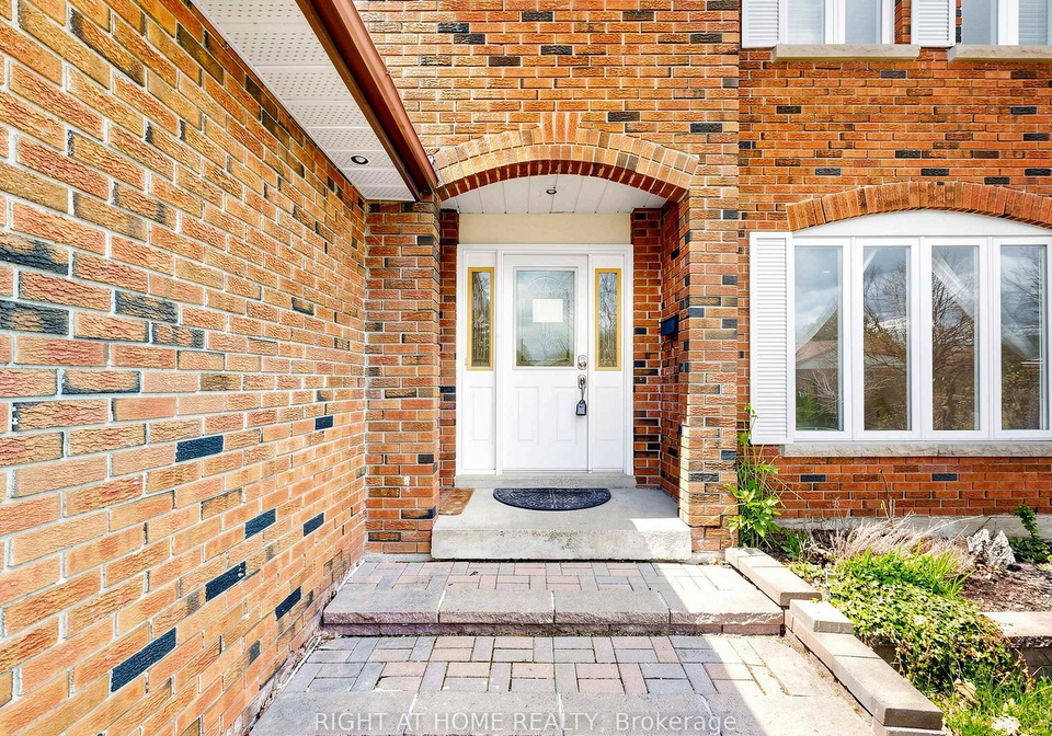 86-howlett-avenue-newmarket-ontario-n13094996
