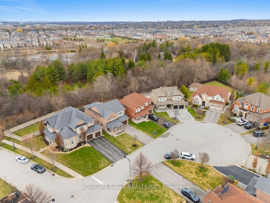 10-fields-court-aurora-ontario-n13095818