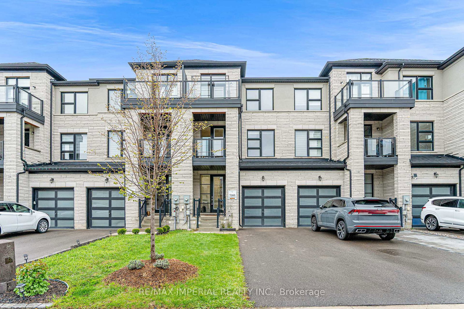 242-vermont-avenue-newmarket-ontario-n13133622
