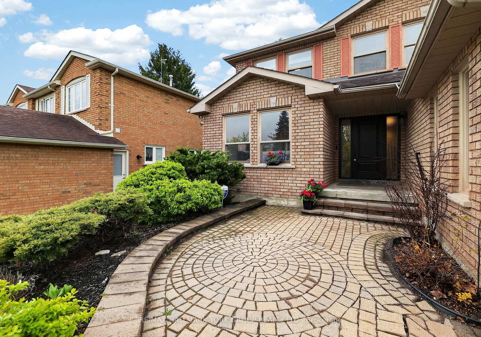 136-nelson-circle-newmarket-ontario-n13136672