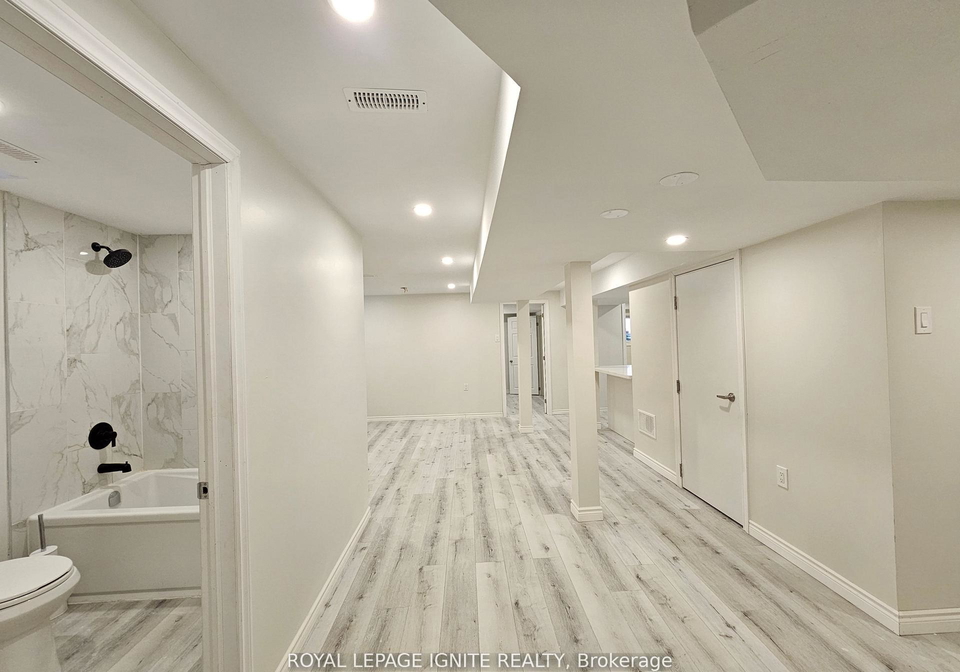 669-sweetwater-crescent-newmarket-ontario-n13156922