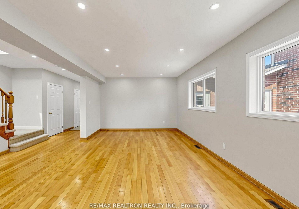 810-stonehaven-avenue-newmarket-ontario-n13171590