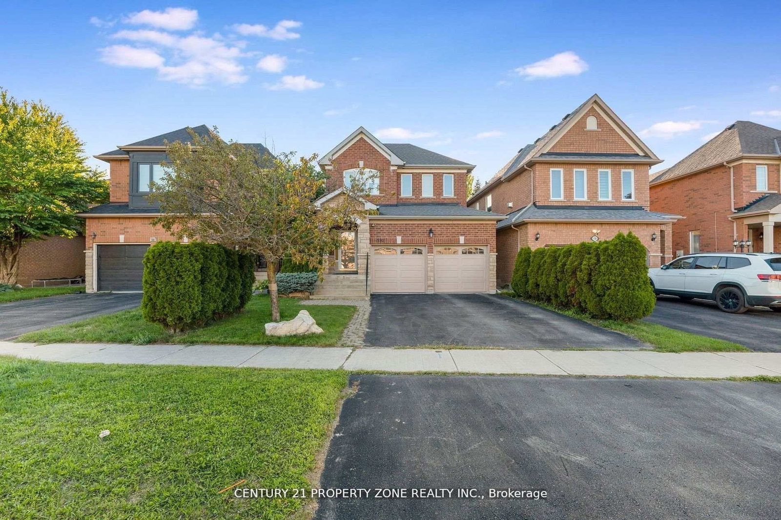 582-plantation-gate-newmarket-ontario-n13209150