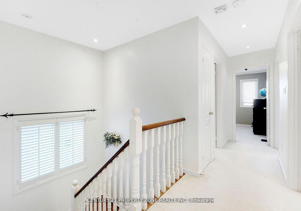 582-plantation-gate-newmarket-ontario-n13209150