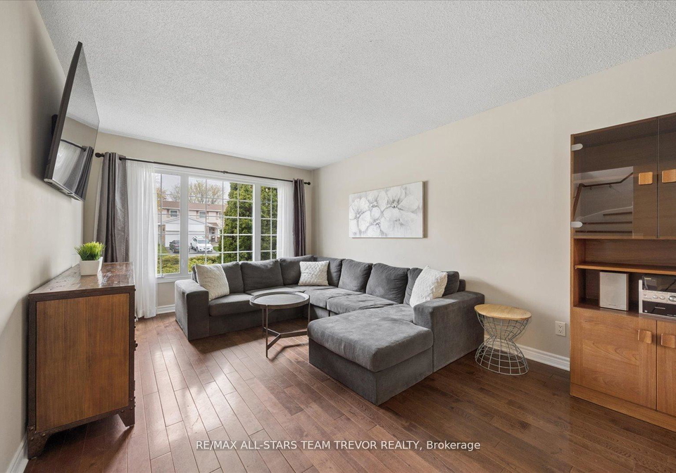 123-lowe-boulevard-newmarket-ontario-n13210364