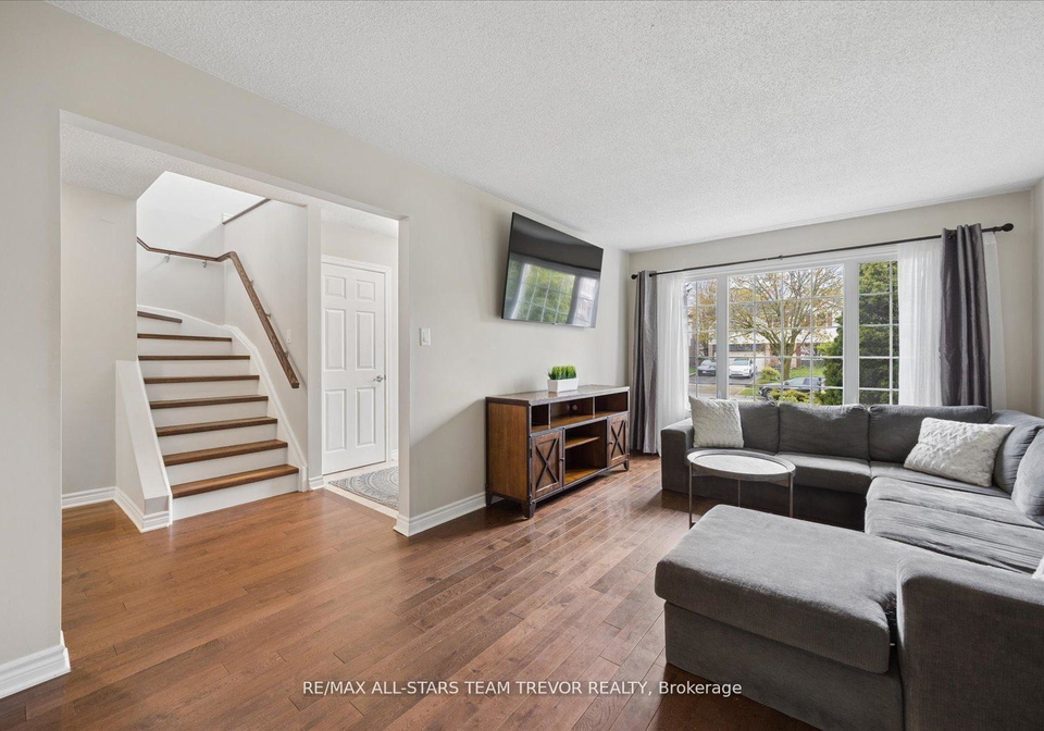 123-lowe-boulevard-newmarket-ontario-n13210364