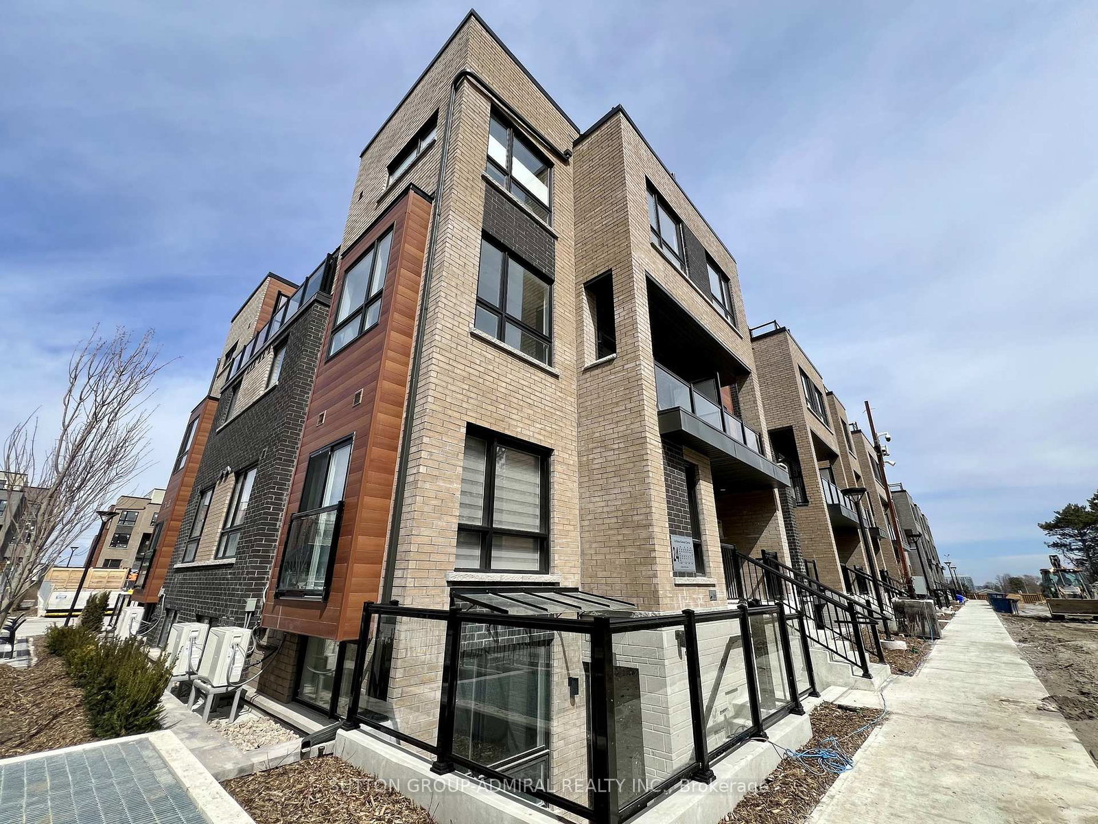 24-lytham-green-circle-newmarket-ontario-n13225252